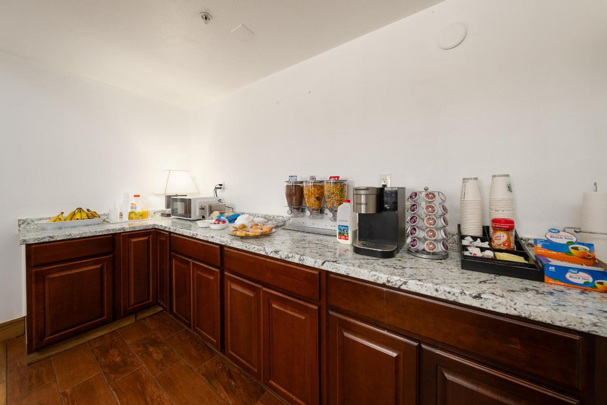 America Inn & Suites Риджкрест Экстерьер фото